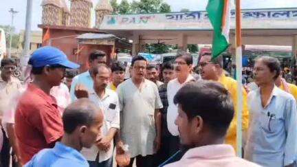 গড়বেতা ৩: গড়বেতা ৩নং ব্লকে চন্দ্রকোনা রোড বাসস্ট্যান্ডে আন্তর্জাতিক শ্রমিক দিবস পালিত, পতাকা উত্তোলন