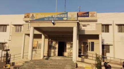 बड़ा मलेहरा: दरवाजे से पिकअप निकालने पर हुई मारपीट, थाने में रिपोर्ट दर्ज