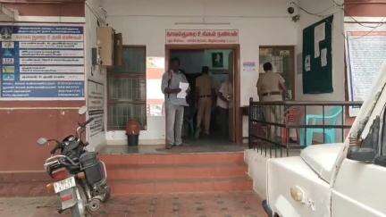திருப்பத்தூர்: பேருந்து நிலையத்தில் அதிகவேகமாக வந்த தனியார் பேருந்து தட்டி கேட்ட செய்தியாளர் மீது தாக்குதல்"நடவடிக்கை எடுக்காத போலீஸாரை கண்டித்து மறியல்"