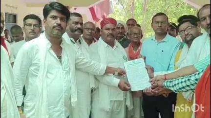 अतर्रा: अतर्रा में भारतीय किसान यूनियन ने प्रदर्शन कर सौंपा ज्ञापन, बदौसा ब्लॉक बनाए जाने की की मांग