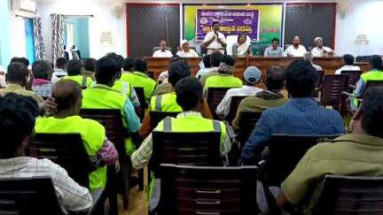 పలమనేరు: మున్సిపల్ కార్యాలయంలో కార్మికులకు మేడే ప్రాముఖ్యత న్యాయ సలహాలు అందించిన జూనియర్ సివిల్ జడ్జి మరియు న్యాయవాదులు