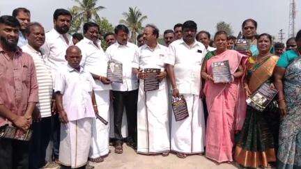 மதுராந்தகம்: படாளத்தில் மாவட்ட அம்மா பேரவை சார்பில் அதிமுகவின் 10 ஆண்டு சாதனைகள் அடங்கிய துண்டு பிரசுரங்கள் பொது மக்களுக்கு வழங்கல்