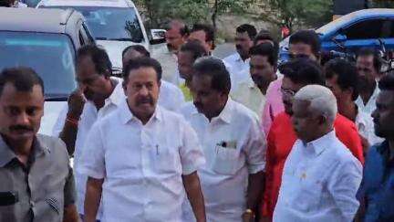 திருவெண்ணைநல்லூர்: இளந்துறை ஊராட்சியில் மே 1 தொழிலாளர் தினத்தை ஒட்டி தூய்மை பணியாளர்களுக்கு நலத்திட்ட உதவிகளை வழங்கி புகைப்படம் எடுத்துக்கொண்ட முன்னாள் அமைச்சர் பொன்முடி
