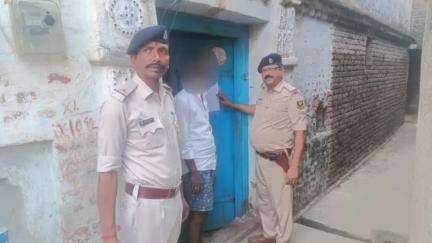 तरारी: सिकरहट्टा थानान्तर्गत फरार चल रहे अभियुक्तों के घर पर पुलिस ने डुगडुगी बजाकर इश्तिहार तामिल किया