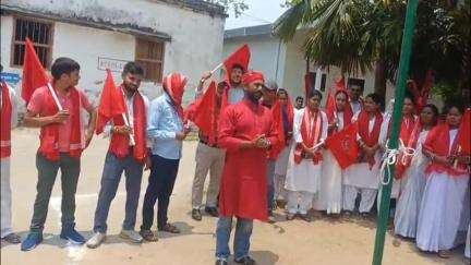 देव: CHC देव में स्वास्थ्य कर्मचारियों ने झंडोतोलन कर शहीद वेदी पर पुष्प अर्पित कर मनाया मजदूर दिवस