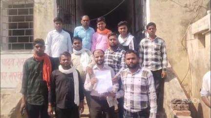 निराश अतिथि शिक्षकों ने खनियाधाना तहसील कार्यालय
पहुंचकर अपनी वेतन संबंधी अनेक मांगों को लेकर दिया ज्ञापन