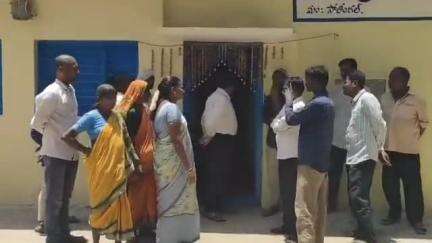వర్ని: పొతంగల్ లో త్రాగునీటి సమస్యలు పరిష్కరించాలని ఎంపీడీవో కార్యాలయం ఎదుట కాలి బెందెలతో ప్రజలు నిరసన #localissue
