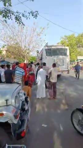 खंडेला से सीकर रूट की बसों में कमी के कारण सवारियों को हो रही है परेशानियां।