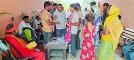 पोटका: उदाल स्थित कार्यालय में विधायक संजीव सरदार ने जनता दरबार में सुनीं जनसमस्याएं, समाधान का दिया आश्वासन