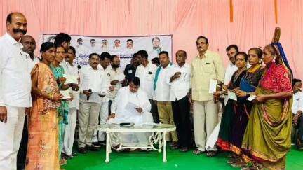 బాన్సువాడ: బాన్స్వాడ నియోజకవర్గ పరిధిలో 147 మంది లబ్ధిదారులకు కళ్యాణ లక్ష్మి, షాదీ ముబారక్ చెక్కులను పంపిణీ చేసిన ఎమ్మెల్యే పోచారం