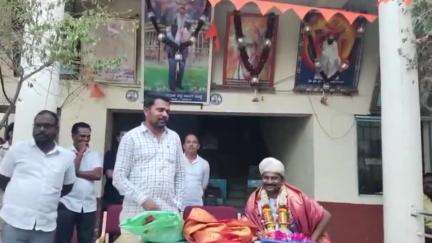ಯಾದಗಿರಿ: ನಗರದ ಬಸ್ ಡಿಪೋದಲ್ಲಿ 17 ವರ್ಷ ಸೇವೆ ಸಲ್ಲಿಸಿ ವರ್ಗಾವಣೆಗೊಂಡ ಚಾಲಕ ಸಾಯಿಬಣ್ಣ ಹೊಸಮನಿಗೆ ಸನ್ಮಾನಿಸಿ ಬೀಳ್ಕೊಡುಗೆ