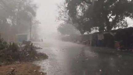 గిద్దలూరు: నియోజకవర్గంలో ఈదురుగాలులతో కూడిన భారీ వర్షం, పలు ప్రాంతాల్లో విద్యుత్ సరఫరాకు అంతరాయం