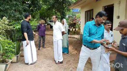 പട്ടാമ്പി: ടൗൺ പാർക്കിലേക്കുള്ള പൂച്ചെടികൾ മേലെ പട്ടാമ്പി വേളേരി മഠത്തിൽ മുഹമ്മദ് മുഹ്സിൻ എം.എൽ.എ ഏറ്റുവാങ്ങി