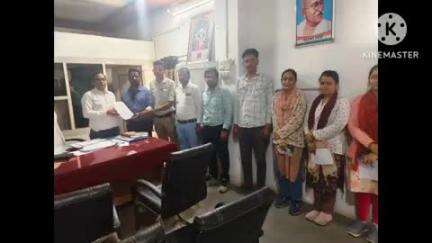 आसपुर: ग्राम विकास अधिकारियों ने अपनी मांगों को लेकर आसपुर के BDO को सौंपा ज्ञापन
