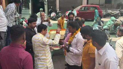 बड़नगर: विधायक ने श्रमिक दिवस पर नगर के जरूरतमंद श्रमिकों को हाथ ठेला किया भेंट