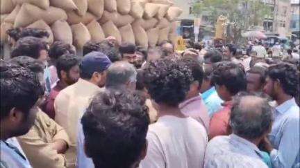 పండించిన పంటను ప్రభుత్వం కొనుగోలు చేయట్లేదని పెరవల్లి జాతీయ రహదారిపై రైతులు ధర్నా నిర్వహణ