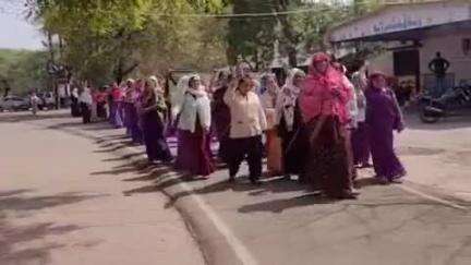 खंडवा नगर: खंडवा की आशा कार्यकर्ता मानदेय न मिलने पर कलेक्ट्रेट में रैली निकालीं