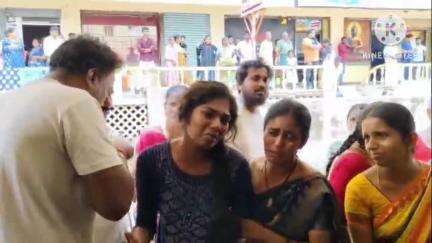 సత్తుపల్లి: సత్తుపల్లి లో వైద్యం వికటించడం వల్ల యువతీ మృతి చెందిందని ప్రైవేట్ హాస్పటల్ ఎదుట బంధువుల ఆందోళన
