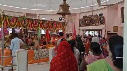 खंडवा नगर: खंडवा के दादाजी धूनी वाले मंदिर में कथा पूजन के बाद महा आरती हुई