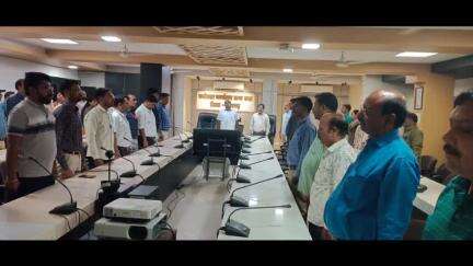 खुजनेर: राजगढ़ कलेक्ट्रेट में कलेक्टर और अधिकारियों ने गाया वंदे मातरम्