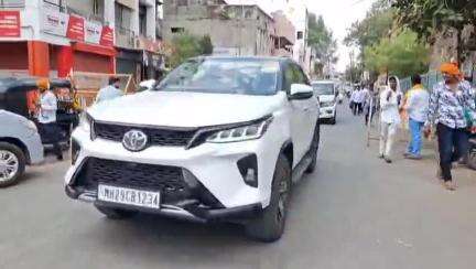 पातुर: पातुरात गौरव रथ यात्रेचे उत्साही स्वागत
महाराष्ट्र स्थापनेच्या ६६ व्या  राज्यभरात गौरव रथयात्रेचे होतय स्वागत.
