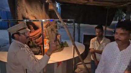 बीसलपुर: छतरी चौराहे के पास स्थित एक मंदिर में रखी मूर्तियों को जमीन पर रखने लगा युवक, स्थानीय लोगों ने पकड़कर पुलिस को सौंपा