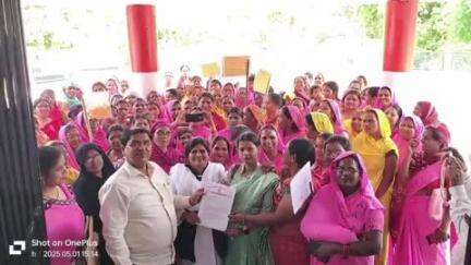 कप्तानगंज: अंतरराष्ट्रीय मजदूर दिवस पर आंगनवाड़ी कार्यकत्रियों ने कुशीनगर कलेक्ट्रेट पर ज्ञापन सौंपा, नियमितिकरण करने की मांग की