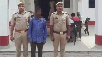 पडरौना: हनुमानगंज थाने की पुलिस टीम ने क्षेड़खानी के केस में फरार अभियुक्त को गिरफ्तार कर विधिक कार्रवाई के बाद भेजा जेल
