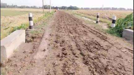 মেমারি ১: নলসারাতে রাস্তার ওপরে পড়ে থাকা ট্রাক্টরের চাকার কাদা বৃষ্টির জলে পিচ্ছিল হয়ে সমস্যায় সাধারণ মানুষ #jansamasya