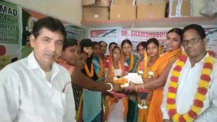 रफीगंज: इमादपुर मोहल्ला में एक निजी संस्था ने गरीब हेल्प डिजिटल मैरिज योजना के तहत एक युवती को दिया उपहार