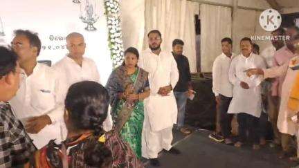 ଫୁଲବାଣୀ ସହର: ଗଣିଆ ଠାରେ ଅନୁଷ୍ଠିତ ହୋଇଥିବା ଶୋକ ସଭାରେ ଯୋଗ ଦେଇଛନ୍ତି ବାଲିଗୁଡା ବିଧାୟକ ଚକ୍ରମଣି କହଁର