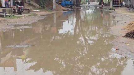सिमरी बख्तियारपुर: डाक बंगला चौक के समीप सड़क पर जलजमाव की समस्या उतपन्न, लोगों को होती है काफी परेशानी #Jansamasya
