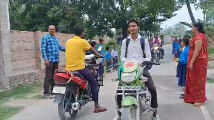 वैशाली: वैशाली प्रखंड के सरकारी विद्यालयों में समर कैंप के दौरान छात्र-छात्राओं को यातायात नियमों की जानकारी दी गई