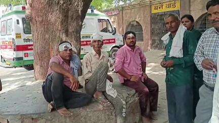 जलेसर: गांव सीकरारी के समीप घायल मरीज को आगरा से देखकर लौट रहे इको कार सवारों की कार पलटी, पीआरडी जवान की हुई मौत, छह लोग घायल