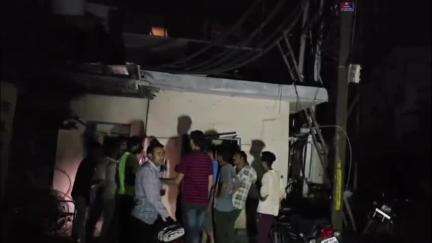 रतलाम नगर: क्षेत्र में बिजली बंद होने पर पैलेस रोड स्थित विद्युत मंडल चौकी पर लोगों की भीड़ जमा हुई