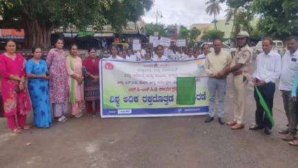 ಚಾಮರಾಜನಗರ: ನಗರದಲ್ಲಿ ವಿಶ್ವ ಅಧಿಕ ರಕ್ತದೊತ್ತಡ ದಿನ ಅಂಗವಾಗಿ ಜಾಗೃತಿ ಜಾಥಾ