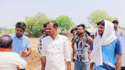 रीठी: छोटा बरेहटा में सड़क निर्माण में घटिया सामग्री का इस्तेमाल, ग्रामीणों ने उठाई आवाज़, ठेकेदार पर मनमानी का आरोप