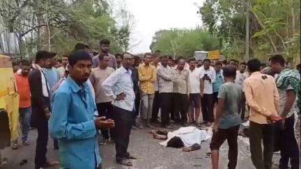 यावल: तालुका कृषी कार्यालयाच्या समोर स्कूलबसच्या धडकेत दुचाकी वरील काकू पुतण्या ठार, यावल पोलिसात गुन्हा दाखल