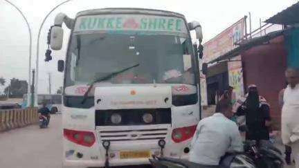 ಚಿತ್ರದುರ್ಗ: ಬೆಂಗಳೂರಿನಿಂದ ಸಿಂಧನೂರಿಗೆ ಹೊರಟಿದ್ದ ಖಾಸಗೀ ಬಸ್ ಚಿತ್ರದುರ್ಗದಲ್ಲಿ ಕೆಟ್ಟು ನಿಂತು ಪ್ರಯಾಣಿಕರ ಪರದಾಟ #localissue