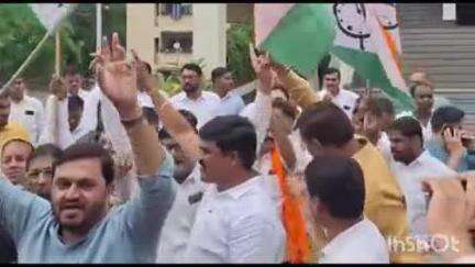 नाशिक: भुजबळ यांना कॅबिनेट मंत्रीपद मिळाल्यानंतर नाशिक शहरात भुजबळ फार्म व राष्ट्रवादी भवन समोर कार्यकर्त्यांचा जल्लोष