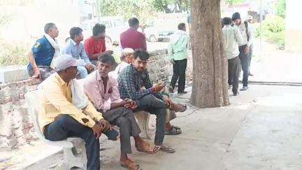 एटा: गांव गुमानपुर में खेत में खाते डालते समय व्यक्ति को सर्प ने काटा, उपचार के दौरान हुई मौत, पुलिस ने बॉडी को भेजा PM हाउस
