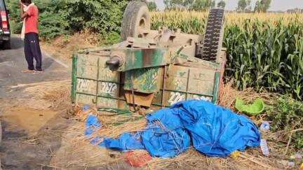 बिलग्राम: नरायनमऊ गांव के पास अन्यप्राशन कार्यक्रम से लौट रही ट्रैक्टर ट्रॉली अनियंत्रित होकर पलटी, 14 लोग घायल