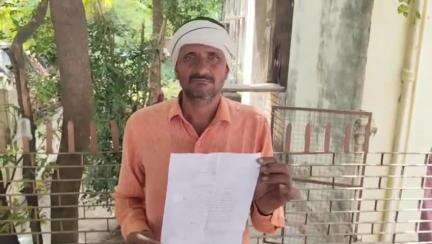 कौंच: ग्राम भेंपता में ग्रामीण ने प्रधान पर मजदूरों से काम न कराकर ट्रैक्टर से कच्ची सड़क डलवाने का आरोप लगाया