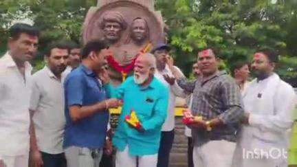 शहरातील महात्मा फुले यांच्या पुतळ्यासमोर ओबीसी नेते छगन भुजबळ यांना मंत्री पद मिळाल्याबद्दल जल्लोष