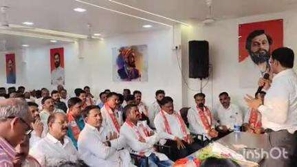 पाचोरा: शहरातील छत्रपती शिवाजी महाराज चौकातील शिवालय शिवसेना कार्यालयात आ. किशोर पाटील यांच्या उपस्थितीत बैठक संपन्न