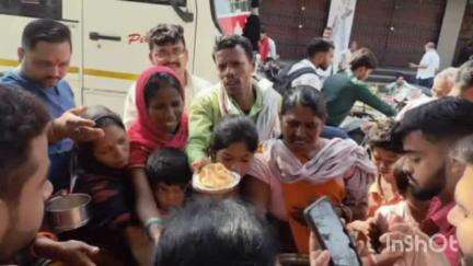 गढ़वा: सोशल वर्कर संस्था द्वारा रंका मोड़ पर भंडारा, जरूरतमंदों को कराया गया भोजन