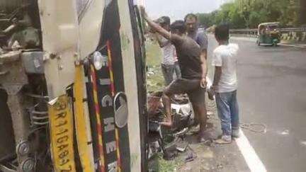 NH 27 र फारबिसगंज रामपुर पुल पर आयशर ट्रैक्टर BR 11 GA 8122  टायर फटने से अनियंत्रित होकर पलट गया ।