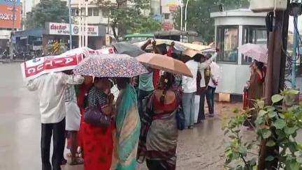 ದಾವಣಗೆರೆ: ನಗರದಲ್ಲಿ ಮಳೆಯನ್ನು ಲೆಕ್ಕಿಸದೆ ರಾಜ್ಯ, ಕೇಂದ್ರ ಸರ್ಕಾರದ ವಿರುದ್ಧ ಕಾರ್ಮಿಕರು, ರೈತರ ಪ್ರತಿಭಟನೆ
