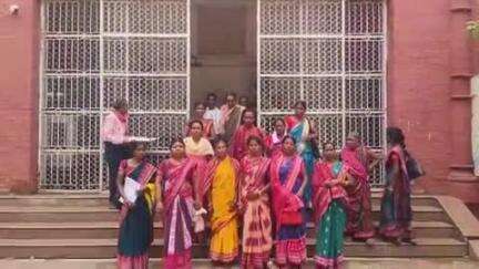 ସୁନ୍ଦରଗଡ ସହର: ଲୋଇକେରା ଗ୍ରାମ ପଞ୍ଚାୟତ ବାସୀ ମଦ ବନ୍ଦ ଦାବିରେ ଜିଲ୍ଲାପାଳଙ୍କୁ ଦାବି ପତ୍ର ପ୍ରଦାନ କଲେ