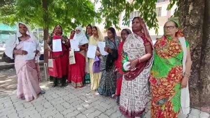 गोटेगांव: बौछार निवासी महिलाओं ने सरकारी पट्टे की मांग को लेकर कलेक्ट्रेट पहुंचकर कलेक्टर को दिया आवेदन#jansamasya